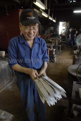 knife-maker-holding-knives